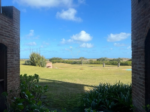 Imagen 21 de 30 de Muy Buen Apartamento En Manantiales Ubicado Frente A La Playa.