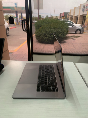 Apple Macbook Pro 15 32gb Ram 1tb Ssd 2019 A1990 Intel I7 Gris (Reacondicionado)