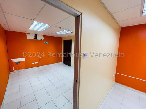 Oficina Comercial O Showroom, En La Iconica Y Prestigiosa Torre Sindoni De Maracay 24-23542 Irrr