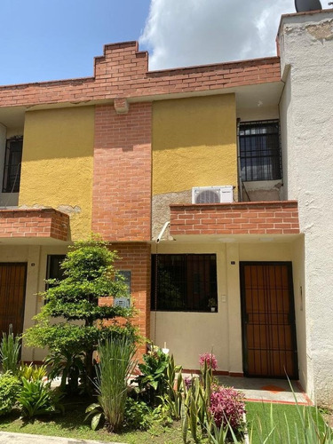 V.larez Vende Townhouse En Res. Guayabal Norte, Guayabal.  Naguanagua 