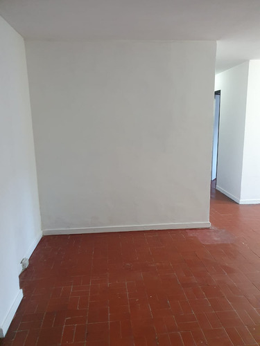 Departamento Amplio Y Céntrico . Se Vende 