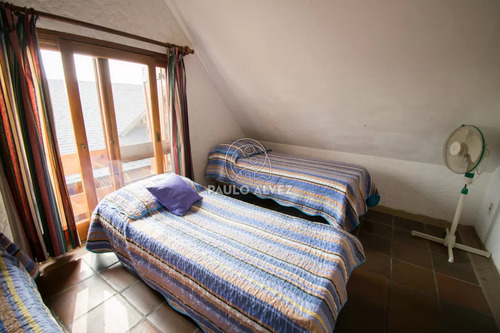 Casa En Alquiler Temporal En Piriapolis, Frente Al Mar. Con 3 Dormitorios, Dos Baños. Parrillero Cubierto. Ideal Para Disfrutar En Familia.