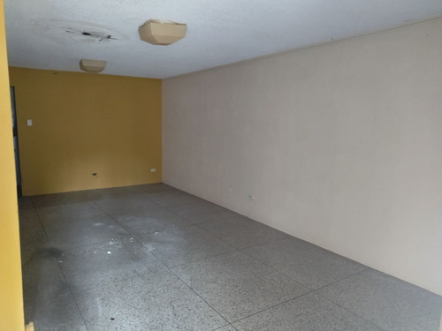 Se Vende En Precio De Oportunidad Local Céntrico A Pie De Calle En Los Edificios El Chaparral De La Ciudad De Anaco. (a.p)