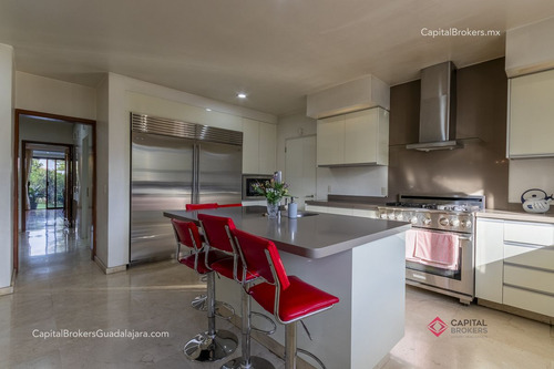 Residencia De Lujo En Venta En Colinas De San Javier, Con Alberca