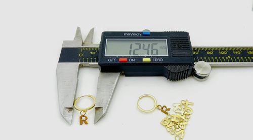 Brinco Argola Com Pingente Letra Ouro 18k-750