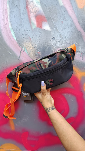 Riñonera Everlast 21755 Deportiva Urbana Negro Liso Y Camuflado