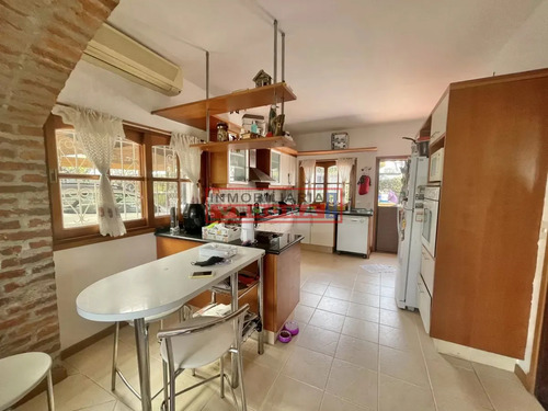 Oportunidad ! Vende Casa De 3 Dormitorios En Muy Buen Estado, Playa Mansa - Punta Del Este