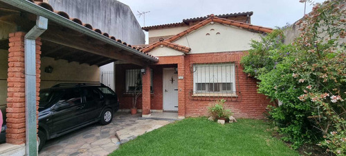 En Venta En El Palomar Chalet De 4 Ambientes Dos Baños Muy Bien Ubicado, Amplio Lote De Terreno, Cochera Venta Inmediata F: 8959