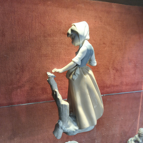 Figura De Porcelana Nao Por Lladro Antigua Estatuilla Niña Celeste Blanco Y Marron (Usado)