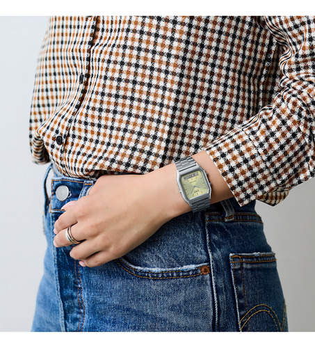Relógio Casio Gold AQ-230a-9a analógico digital aço retrô malha prateada moldura prateada fundo amarelo