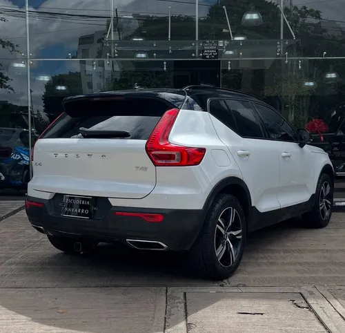 Volvo XC40 2.0 T4 R-DESIGN