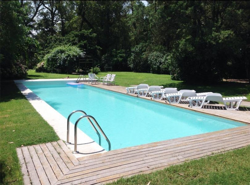 Hermosa Casa Con Todos Los Servicios Con Gran Parque Verde.