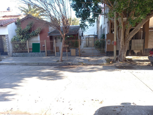 Chalet Al Frente Sobre Lote Propio Con Jardín, Patio Y Cochera Cubierta