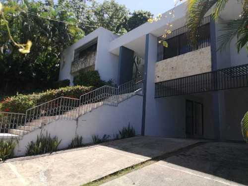 En Venta Y Alquiler Amplia Casa En Altos De Arroyo Hondo Ii