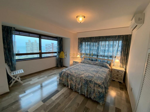 Muy Lindo Apartamento De 3 Dormitorios Con Balcon. Ubicado En La Brava, Con Muy Buena Vista.-ref:787