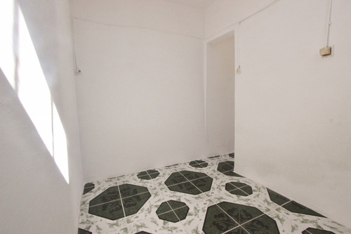 Alquiler De Casa En Jardines Del Hipódromo. Al Frente, 2 Ambientes O Dormitorios, 1 Baño, Cocina Definida, Patio-jardín.