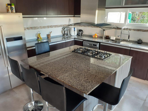 Venta Casa 4 Dormitorios, Garaje Cerrado Para 2 Autos
