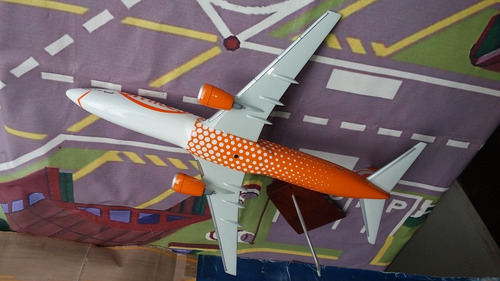 Maquete Em Resina Avião 737- 800 Smiles