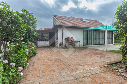 Casa En Venta De 5 Dorm. Con Piscina En Las Condes