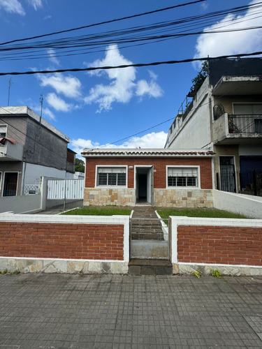 Venta Casa De Dos Dormitorios En Barrio Ituzaingó
