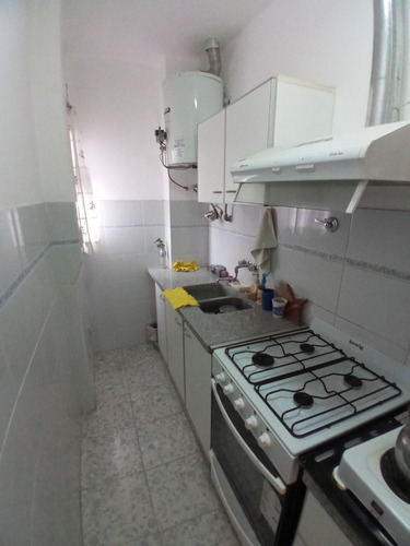 Imagen 8 de 12 de Depto 2 Ambientes Con Ventanal A La Calle - 2do Piso Por Escalera