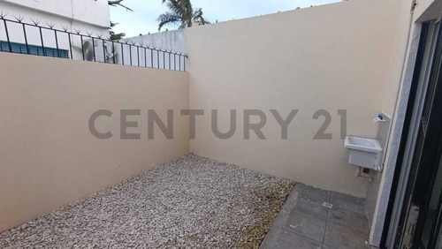Ph En Venta Castelar Con Patio Y Cochera Apto Prefesional Y Apto Credito.