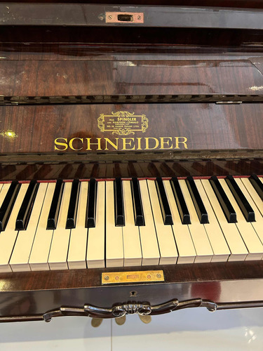 Piano Schneider