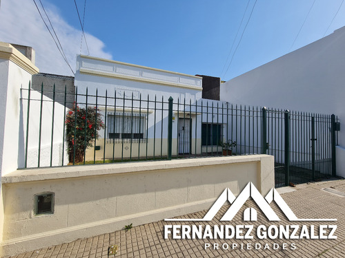 Venta De Casa De 4 Ambientes En Banfield Centro Con Patio, Entrada De Autos Y Terraza