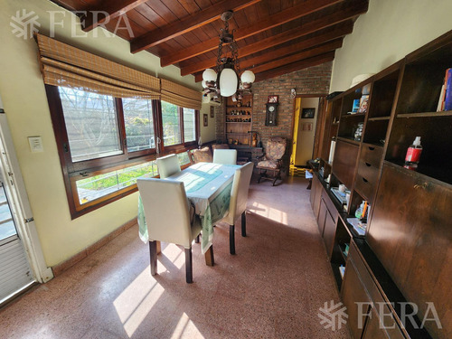 Venta De Casa De 3 Ambientes Con Cochera Y Quincho En Quilmes Oeste