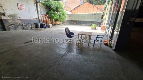 Ms: 25-24198 Se Vende Amplio Y Cómodo Galpón En Catia. A=867m2, 2b, 8p.