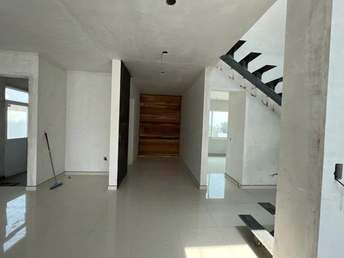 Imagen 2 de 6 de En Venta Casa A Estrenarse Y Apta A Creditos En Fracc. Tehuicil Cerca Del Centro De Oaxtepec Con Alberca Y Jardin