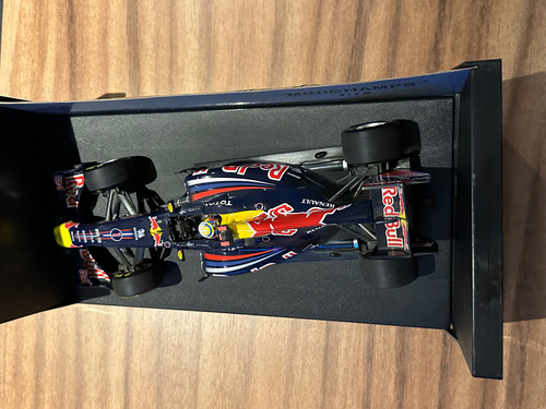 F1 Red Bull S Vettel Campeon 2011 Minichamps 1:18 Rb7 Azul (Usado)