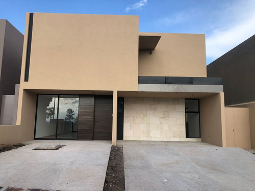 Preciosa Casa En Altozano, Jardín, 3 Recamaras, 4 Baños, Est