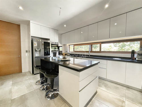 Casa En Venta De 7 Dorm. Mas Servicios En Chicureo Poniente