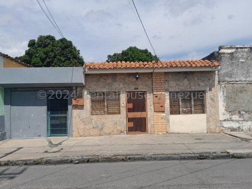 Gisselle Lobo Vende Hermosa Casa Con Local Comercial, Excelente Ubicacion, Centro De Barquisimeto, -24 24 896- Puedes Remodelar A Tu Gusto, Facil Acceso Al Transporte Publico. Vigilancia 24/7.