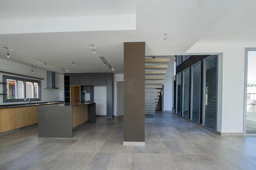 Imagen 9 de 30 de Venta | Casa Con 4 Dormitorios Y Dependencia | A Estrenar | Lote Al Agua | Carpinchos