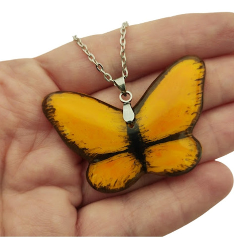 Imagen 2 de 5 de Collar De Mariposa Contorno Pintada A Mano