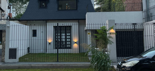 Casa De Estilo Francés, A Metros De La Av. Libertador, Remodelada A Nueva Con Un Concepto Moderno.