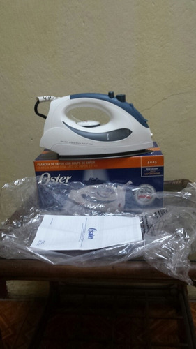 Imagen 2 de 3 de Plancha Oster A Vapor Con Rociador Modelo 5005