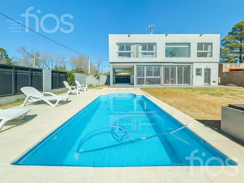 Imagen 1 de 28 de Venta Casa De 3 Dormitorios Con Parque Piscina Cochera En Funes