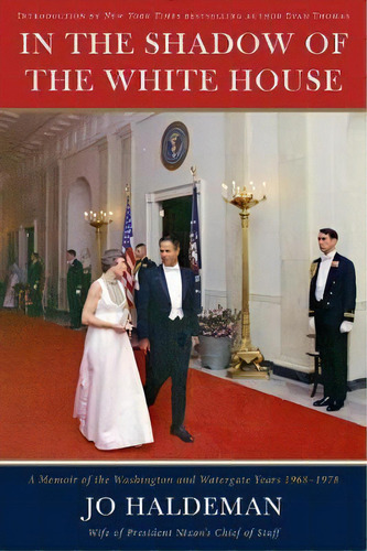 In The Shadow Of The White House : A Memoir Of The Washington And Watergate Years, 1968-1978, De Jo Haldeman. Editorial Rare Bird Books, Tapa Dura En Inglés, 2017