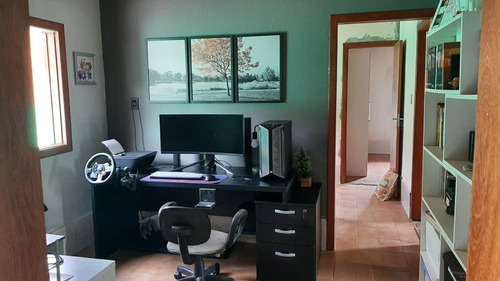Casa Com Aprox. 250mts, 3 Quartos, 2 Salas, Cozinha, Banheiro, Área De Serviço Com Fogão A Lenha, Churrasqueira E Garagem