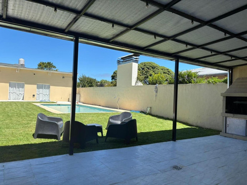 Casa En Venta - 4 Dormitorios 4 Baños - Necochea