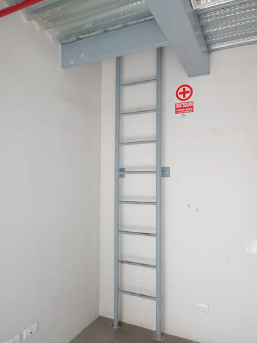 Alquilo Stand Local Primer Piso En Cc El Reloj Frente A Las Malvinas. 9 M². S/.350