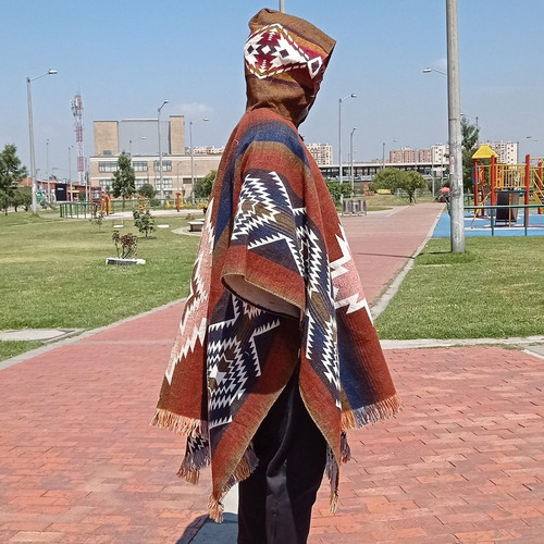 Imagen 6 de 8 de Maxi Ruana Poncho Hombre Mujer Lana Alpaca Con Capota Urbana