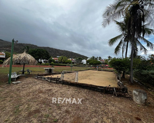 Re/max 2mil Vende Townhouse En Res. Terrazas De Guacuco, Mun. Arismendi, Isla De Margarita, Edo. Nueva Esparta