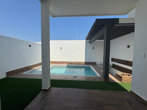 Casa En Venta En Lomas De La Rioja Con Alberca, Roof Garden, 3 Recámaras Y Un Estudio Que Puede Ser 4ta. Recámara, Riviera Veracruzana