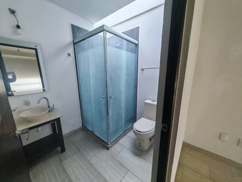 Fracc. Vista Azul A Unos Pasos De Tec Milenio Cerca Del Libram.surpte Casa En Esquina De 4 Recamaras Con Closets Y Estudio En Pb, Espacios Amplio E Iluminados