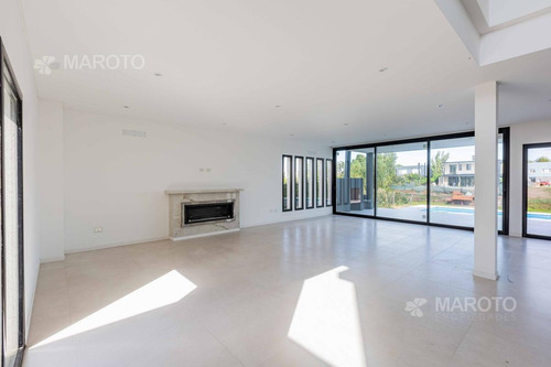 Imagen 26 de 30 de Casa En Venta A La Laguna En Canton Norte- Maroto Propiedades-