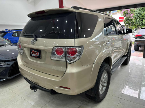 Imagen 8 de 13 de Toyota Fortuner Sr